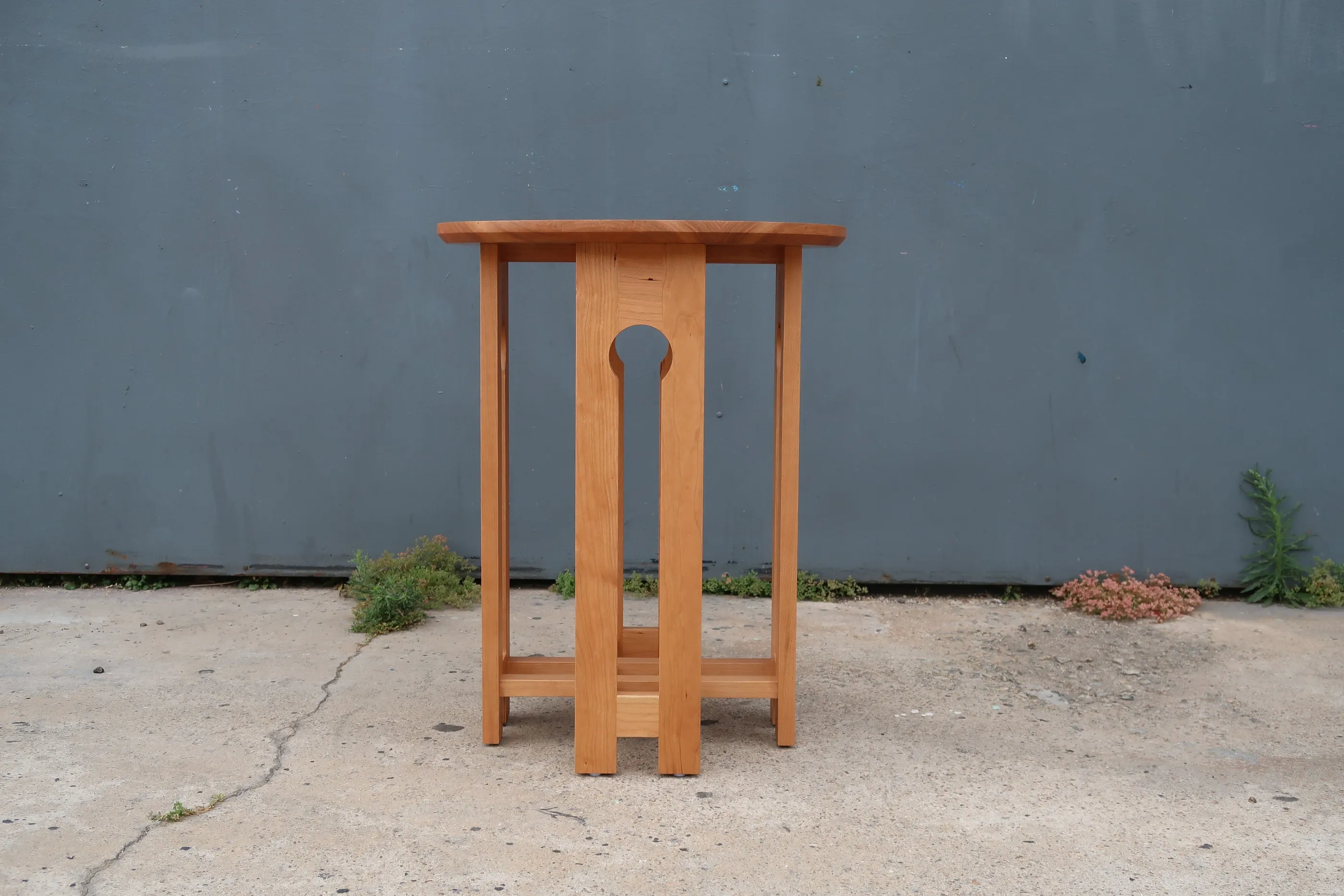 The craftsman end table seen straight on, showing the keyway slot and its rounded terminus cut through the front leg.